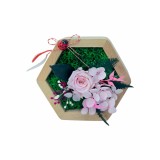 Aranjament floral hexagon cu licheni , mini roza si plante criogenate (Roz)