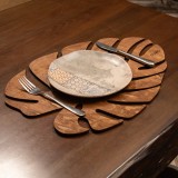 Cumpara ieftin Set suporturi farfurii din lemn (4 bucati) Monstera Nuc 33x45 cm