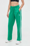 Cumpara ieftin Adidas Originals pantaloni de trening culoarea verde, cu imprimeu