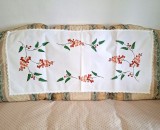 Napron/ Centru de masa Vintage din Bumbac cu broderie manuala florala si margine dantela brodata