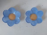 2 farfurii de sticla in forma de floare, albastru cu ocru, 12cm diametru x 2cm inaltime