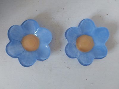 2 farfurii de sticla in forma de floare, albastru cu ocru, 12cm diametru x 2cm inaltime foto