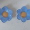 2 farfurii de sticla in forma de floare, albastru cu ocru, 12cm diametru x 2cm inaltime