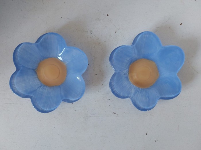 2 farfurii de sticla in forma de floare, albastru cu ocru, 12cm diametru x 2cm inaltime