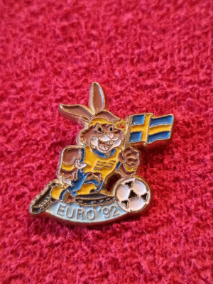 Insigna fotbal - Mascota Campionatului European de Fotbal SUEDIA 1992 foto