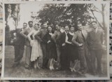 Grup de tineri la padure, perioada interbelica// fotografie