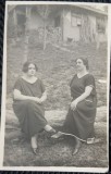 Fotografie tip Carte Postala, Doua surori, in curtea casei, perioada interbelica
