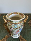 .Vază porțelan chinezesc vintage, stil Canton/Famille Rose, pictură manuală cu figuri, toarte aurii