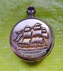 G278-GIORDANO USS CONSTITUTION-Ceas buzunar barbat quartz functional in relief si spate gravat metal argintiu.