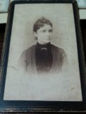 Fotografie tip CDV, femeie cu coc, sfarsit de secol XX