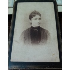 Fotografie tip CDV, femeie cu coc, sfarsit de secol XX