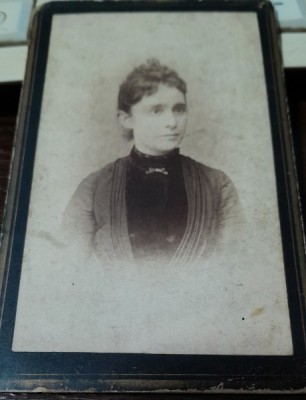 Fotografie tip CDV, femeie cu coc, sfarsit de secol XX foto