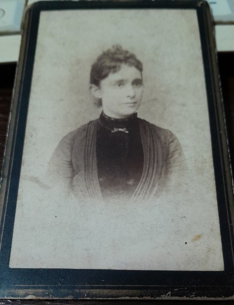 Fotografie tip CDV, femeie cu coc, sfarsit de secol XX