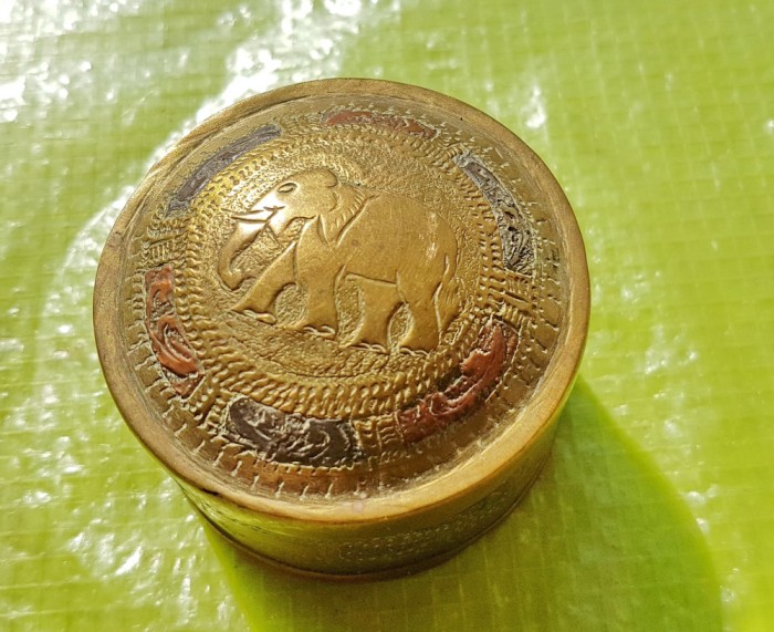 G291-Caseta mica pudra veche cu Elefant si diverse gravuri din alama anii 1900/interbelica stare foarte buna.