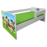Pat pentru copii Dogs Green, cu protectii laterale detasabile reversibile, Pal melaminat, margini rotunjite, 2-6 ani, 134x66x55 cm, alb verde