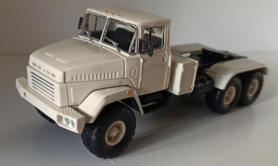 Macheta KrAZ 6446 Cap Tractor alb - MCG 1/43 foto