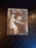 Fotografie tip CDV Femeie cantand la pian , 1914 -