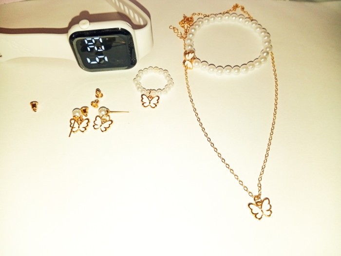 Set Bijuterii Elegant (Colier + Brățară + Cercei Fluture) + Ceas LED Cadou