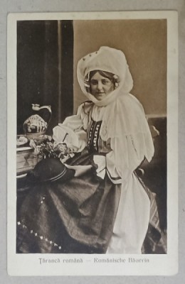TARANCA ROMANA / RUMANISCHE BAUERIN , IN PORT POPULAR , FOTO EMIL FISCHER , SIBIU , CARTE POSTALA INTERBELICA foto