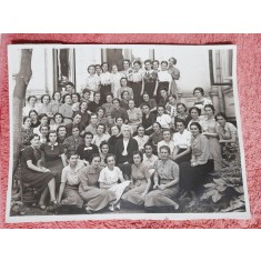 Fotografie pe carton, eleve si dascali de la Scoala de Fete, perioada interbelica