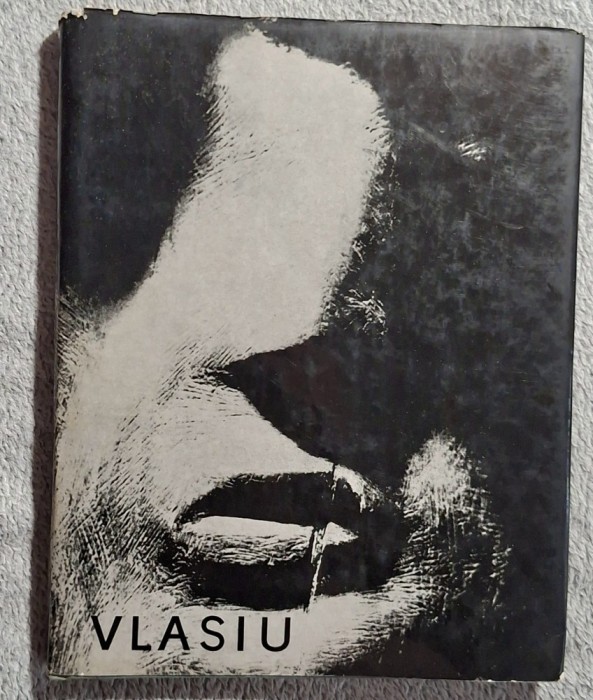 Ion Vlasiu -album . Contine dedicatie catre Dan Grigorescu si semnatura autorului.