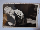 Fotografie cca 6/9 cm cu băiat din Rom&acirc;nia odihnindu-se &icirc;n tren