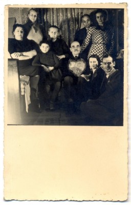 AD 1325 C. P.VECHE- GRUP IN TINUTA DE EPOCA -LA O ANIVERSARE ACASA LA SARBATORIT foto