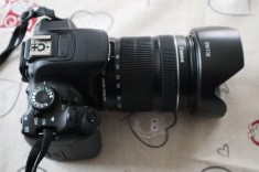 Canon 650D cu Obiectiv Canon 18-135 STM si grip Canon original foto