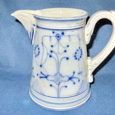 1869-Cana veche din ceramica sau portelan cu model Delft in patina timpului.