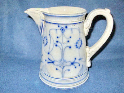 1869-Cana veche din ceramica sau portelan cu model Delft in patina timpului. foto