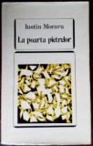 Cumpara ieftin IUSTIN MORARU - LA POARTA PIETRELOR (VERSURI, volum de debut - 1972)