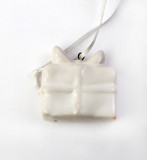 Cumpara ieftin Decoratiune Craciun - Ceramic Present on String, white 4x3cm | Drescher