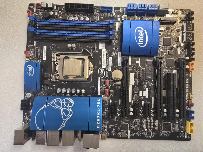 Placa de baza Intel DZ87KL-75K, LGA1150, DDR3, PCI-E + Procesor INTEL I3 4330