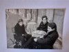Fotografie dimensiune 6/9 cm cu 3 persoane care stau la o cafea