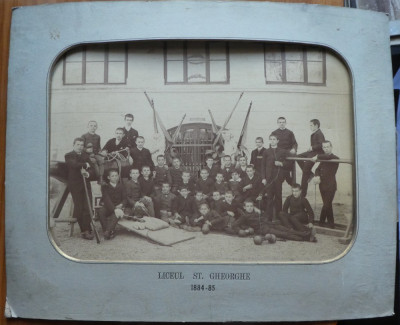 Liceul Sfantu Gheorghe , 1884 - 1885 , fotografie in fata salii de Gimnastica foto