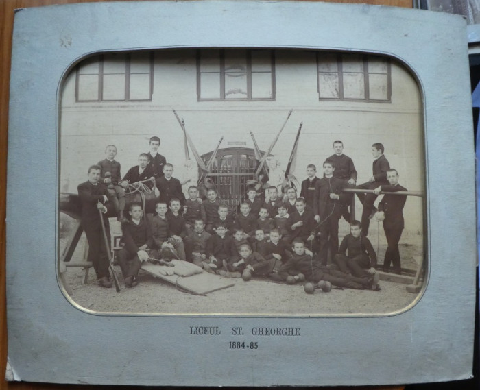 Liceul Sfantu Gheorghe , 1884 - 1885 , fotografie in fata salii de Gimnastica