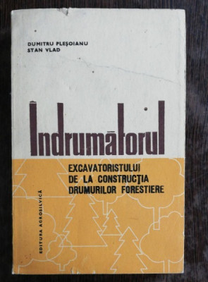 INDRUMATORUL EXCAVATORISTULUI DE LA CONSTRUCTIA DRUMURILOR FORESTIERE foto