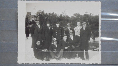 GRUP DE PRIETENI IN PARCUL DIN FATA VECHII PRIMARII- 5.01.1932 - PE VERSO foto