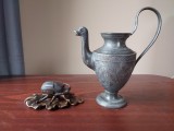 Scrumieră vintage din alamă (g&acirc;ndac pe frunză) + ulcior oriental gravat, lot colecție