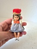Păpușă Miniatură Vintage Germania &ndash; Costum Popular Bollenhut (9 cm)