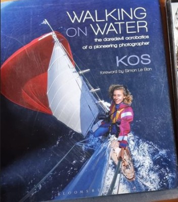 Kos Evans - Walking on Water: The Daredevil Acrobatics of a Pioneering Photographer foto
