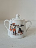 Zaharniță veche din porțelan cu &bdquo;Motanul &Icirc;ncălțat&rdquo; &ndash; Mini-vas cu capac și toarte, Personaje Basm / Povești, Detalii Aurite, &Icirc;nălțime 6cm, Vintage