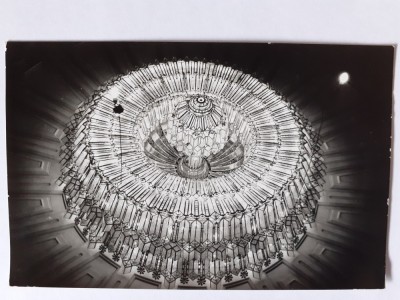 Fotografie cu candelabrul cu 1000 de becuri din Casa Poporului foto