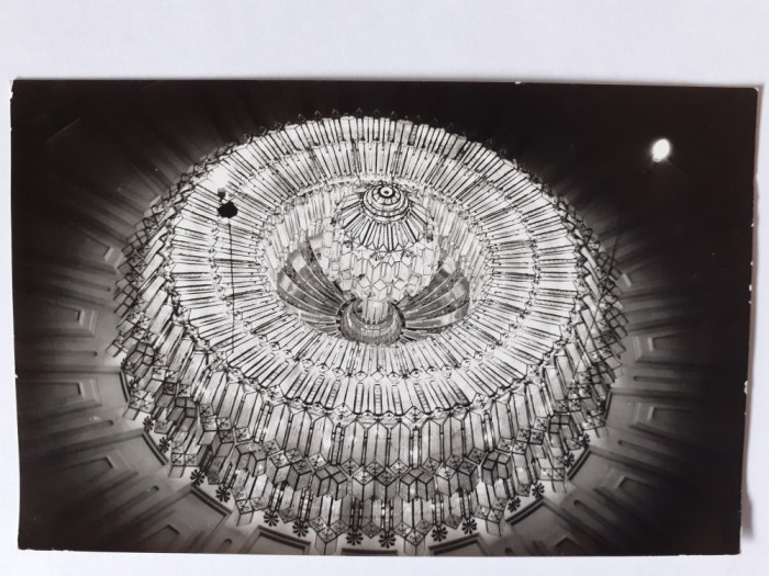 Fotografie cu candelabrul cu 1000 de becuri din Casa Poporului