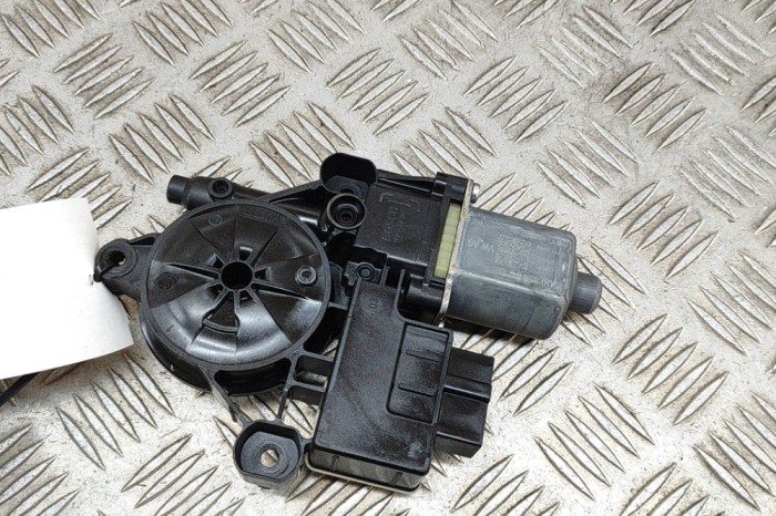 Motor macara geam ușă dreapta spate VW GOLF VII 5G1, BQ1, BE1, BE2 2018 OEM: 5Q0959812D,0130822694 | 27292884
