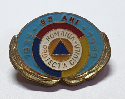 Insigna veche de colectie 65 ani Romania - PROTECTIA CIVILA foto