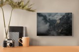 Tablou Canvas, "St&acirc;ncile ascunse &icirc;n ceață misterioasă", Noroi, St&acirc;nci, Ceață, Munte, Umbre, Dramatic, Rece, Rugozitate, Natură, Impresionant, 39 x 26