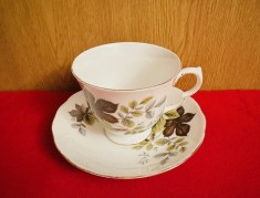 CEASCA CU FARFURIE DIN PORTELAN FIN ENGLEZESC- MARCAJ GAINSBOROUGH BONE CHINA