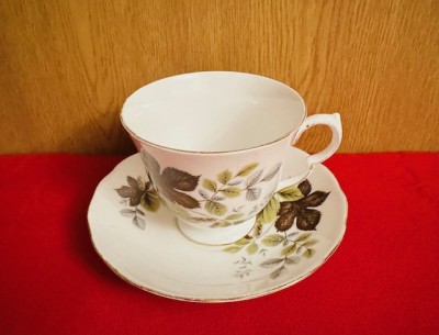 CEASCA CU FARFURIE DIN PORTELAN FIN ENGLEZESC- MARCAJ GAINSBOROUGH BONE CHINA foto