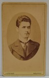 FOTOGRAF A.D. REISER , BUCURESTI , TANAR CU CRAVATA , PORTRET IN MEDALION , EMBOSAT , FOTOGRAFIE C.D.V. , SFARSIT DE SECOL XIX